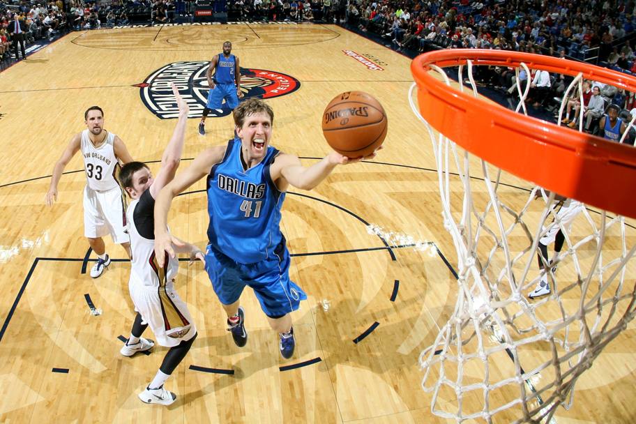Dirk Nowitzki, Dallas Mavericks, in lay up allo Smoothie King Center di New Orleans contro i Pelicans. (Getty Images)